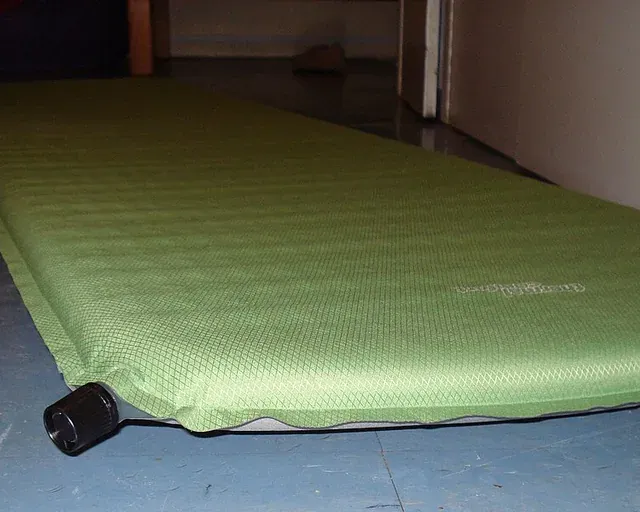 Materassino autogonfiante verde steso a terra